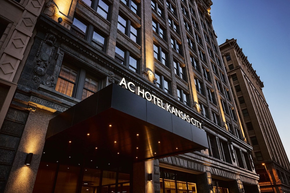 Best Hotels Near T-Mobile Center in Kansas City, Missouri