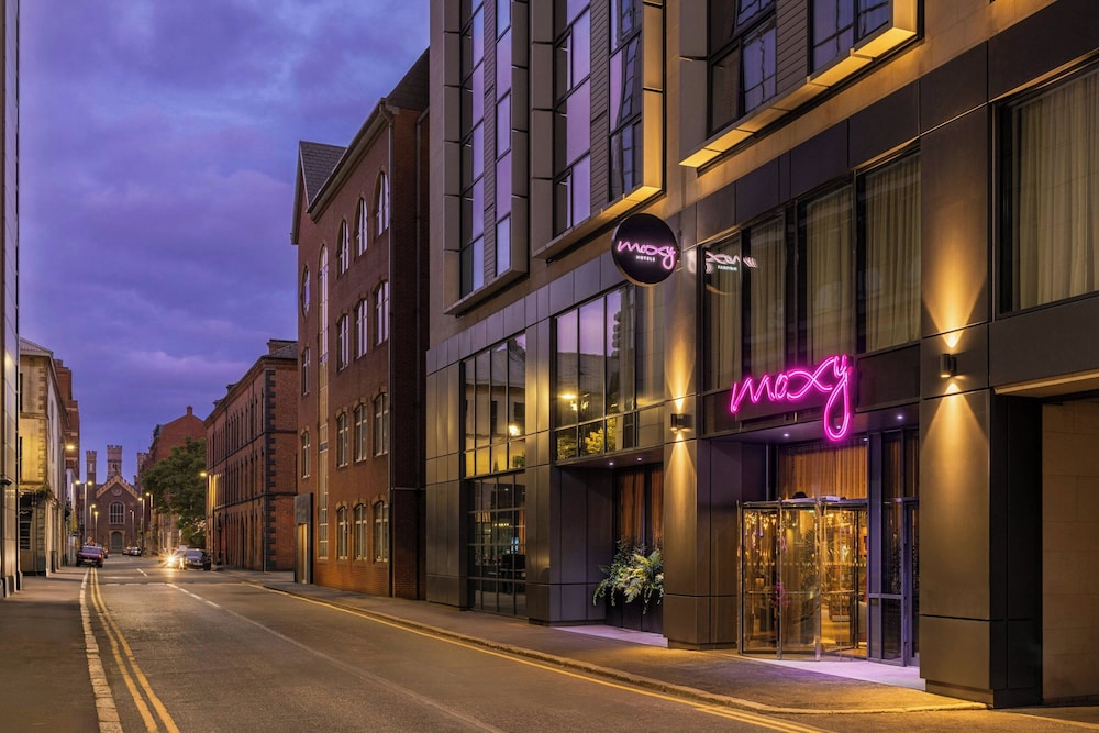 5 Best Hotels Near Ulster Hall for the Josiah Queen Tour