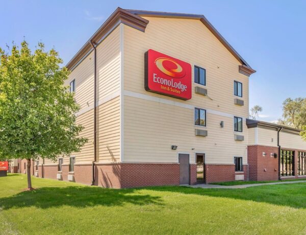 5 Best Des Moines Hotels for the Josiah Queen Tour Fair Night