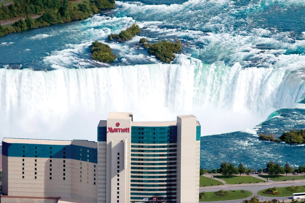 Best Hotels Near the Misty City Music Festival 2026 in Niagara Falls, Ontario for Jon Pardi Tour Fans