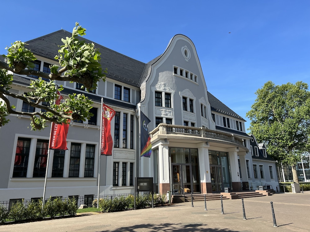 Where to Stay Near Ostermann-Arena in Leverkusen, Germany for Josiah Queen's Tour