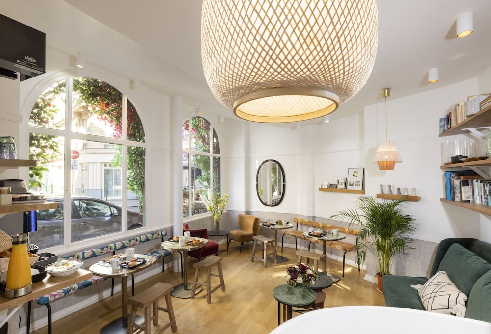 Where to Stay Near the Alhambra for the Josiah Queen Tour in Paris