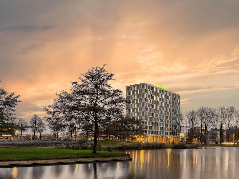 Where to Stay During Josiah Queen Tour 2026 in RTM Stage, Rotterdam, Netherlands