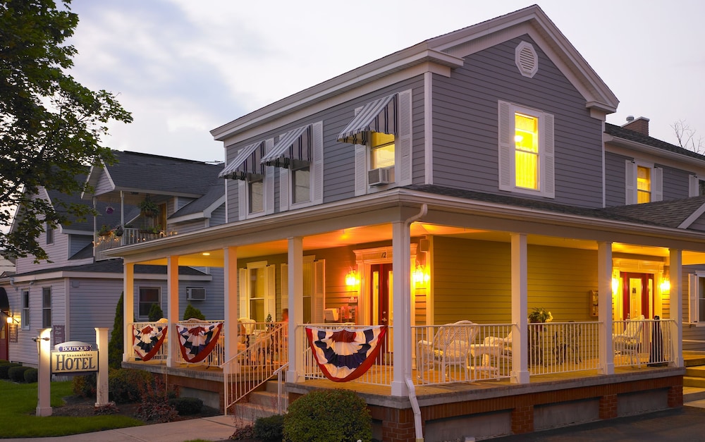 Skaneateles Boutique Hotel, one of the top finger lakes hotels, in the village of Skaneateles near the lakefront
