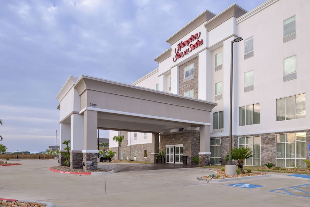 Exterior of the Hampton Inn & Suites Port Aransas, one of the newer port aransas hotels on Mustang Island