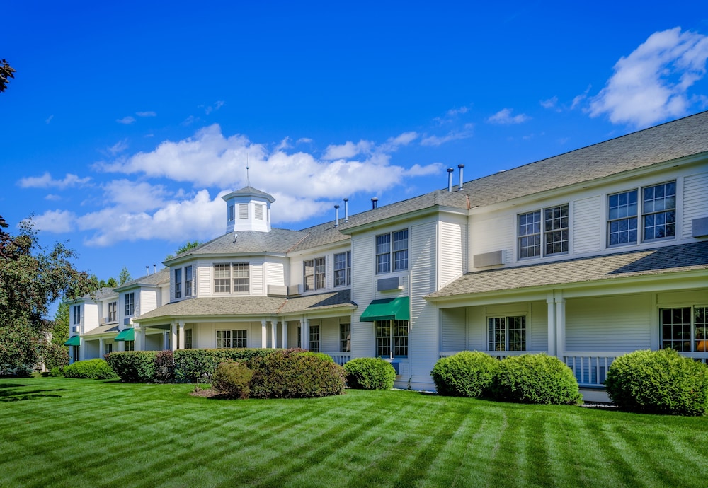 Waterfront view of the best Door County hotels along the Lake Michigan peninsula in Wisconsin