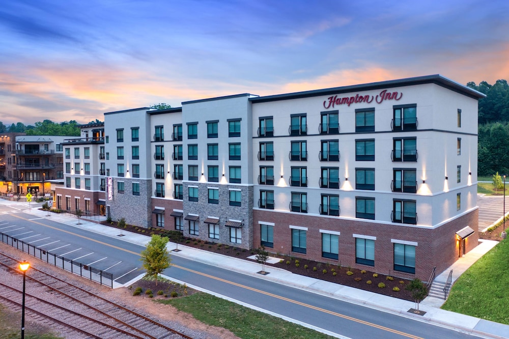 Exterior of the Hampton Inn Blue Ridge, one of the top Blue Ridge GA hotels, in Blue Ridge, Georgia