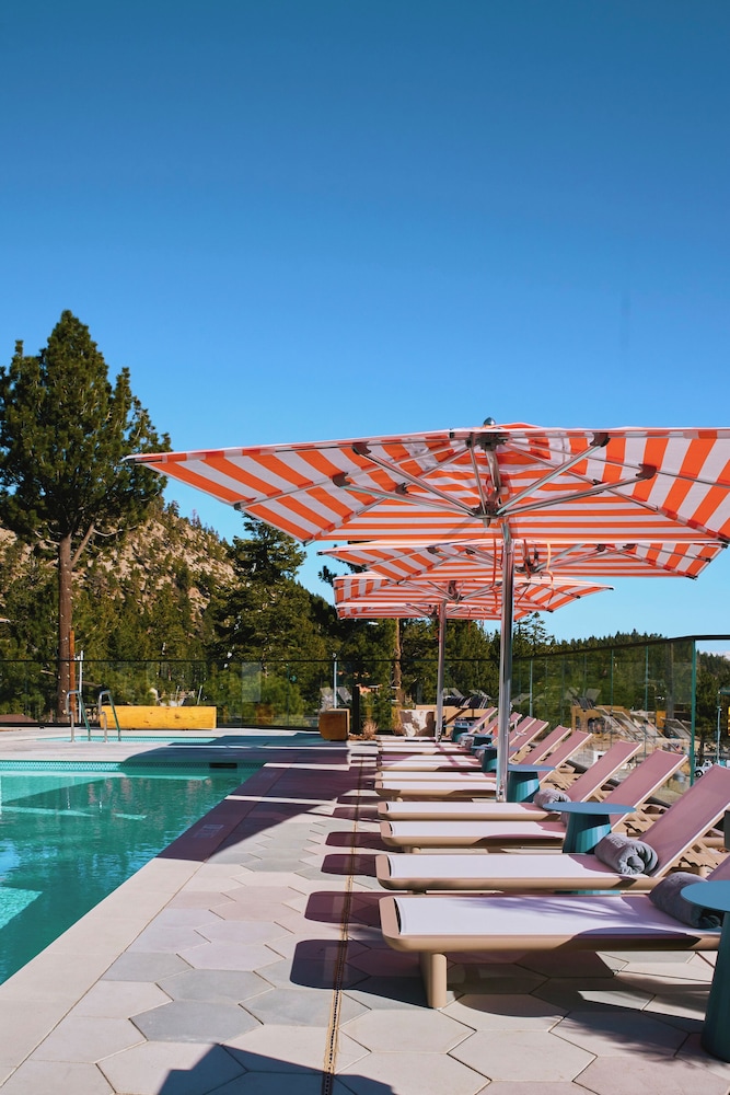 Limelight Mammoth, one of the top Mammoth Lakes hotels, with its modern alpine exterior near the Village Gondola