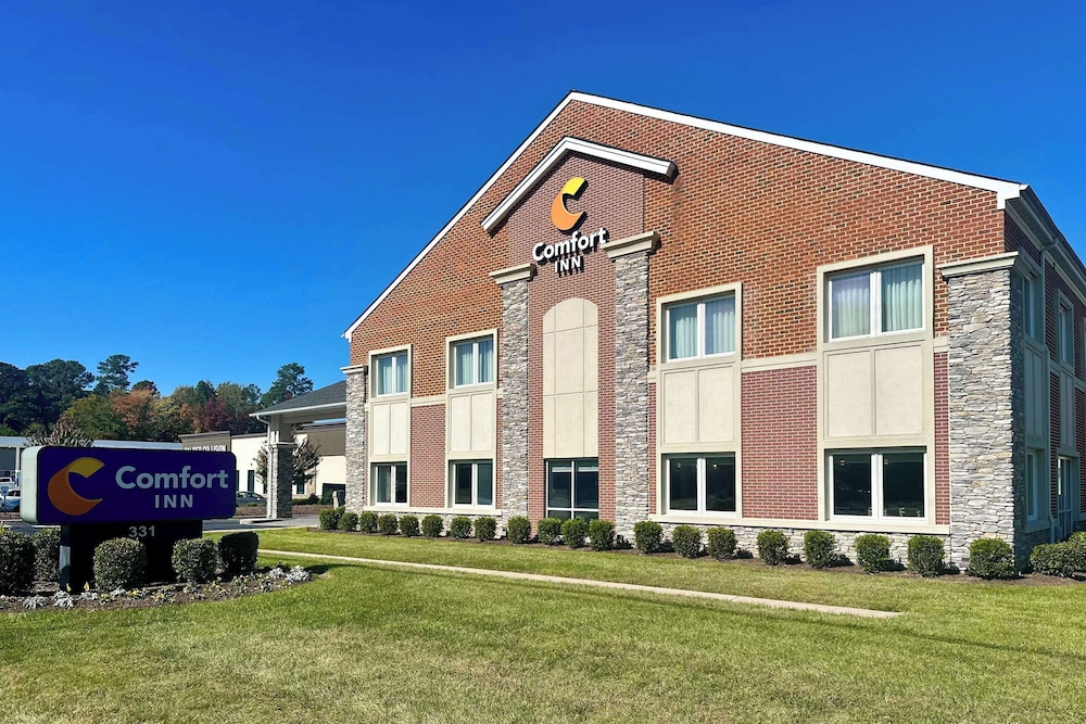 Comfort Inn Williamsburg Gateway exterior, one of the best Williamsburg VA hotels for families on a budget