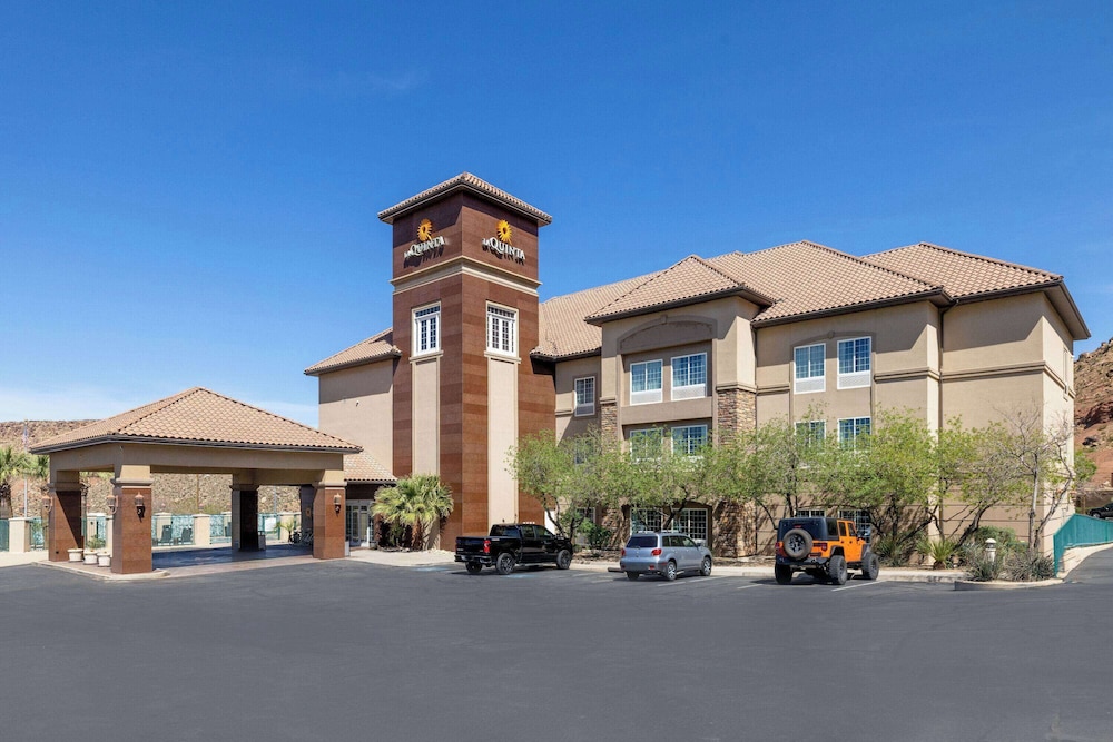 La Quinta Inn & Suites by Wyndham, one of the best st george utah hotels, near I-15 in St. George